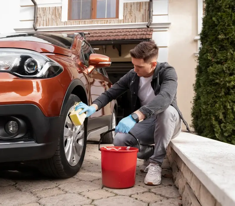 Lavage auto à domicile Tollevast : professionnel intervenant sur un véhicule